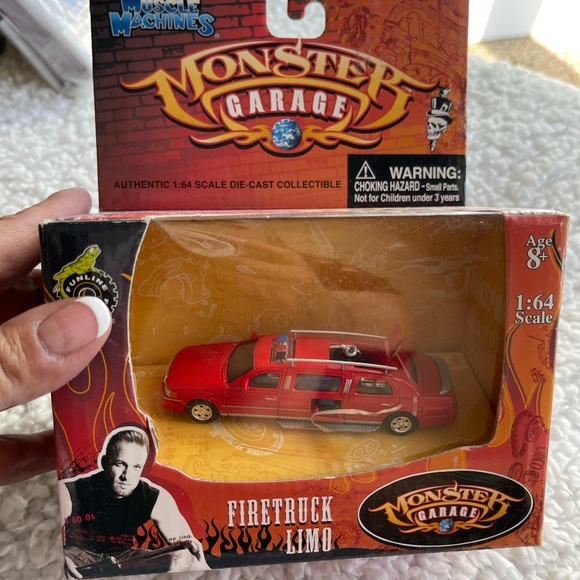 Action Other - MONSTER GARAGE 1:64 FIRETRUCK LIMO NIB